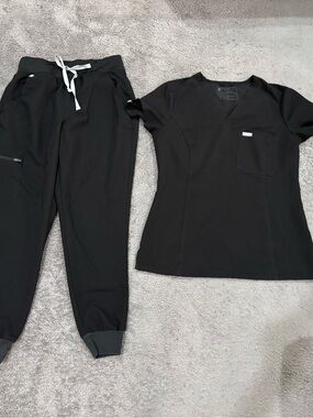Small FIGS Black Scrub Set